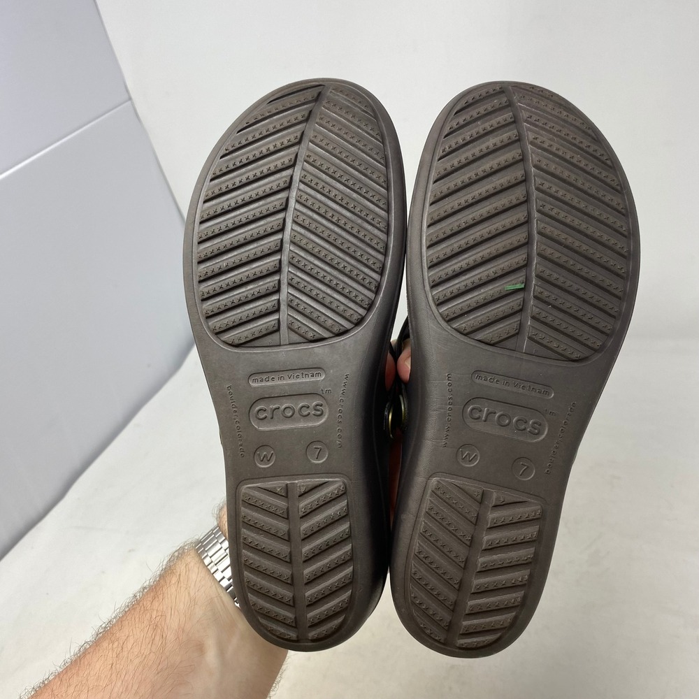 Crocs Sanrah Circle Wedge Sandals Womens 7 Espresso Khaki Thong Flip Flops 14153 - Picture 5 of 7
